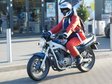 Odwiedziny „Motocykliści w strojach Świętego Mikołaja jeżdżą ulicami Wielunia i rozdają prezenty